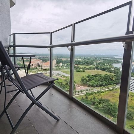 Almas Puteri Harbour Apartment Нусаджая Екстериор снимка