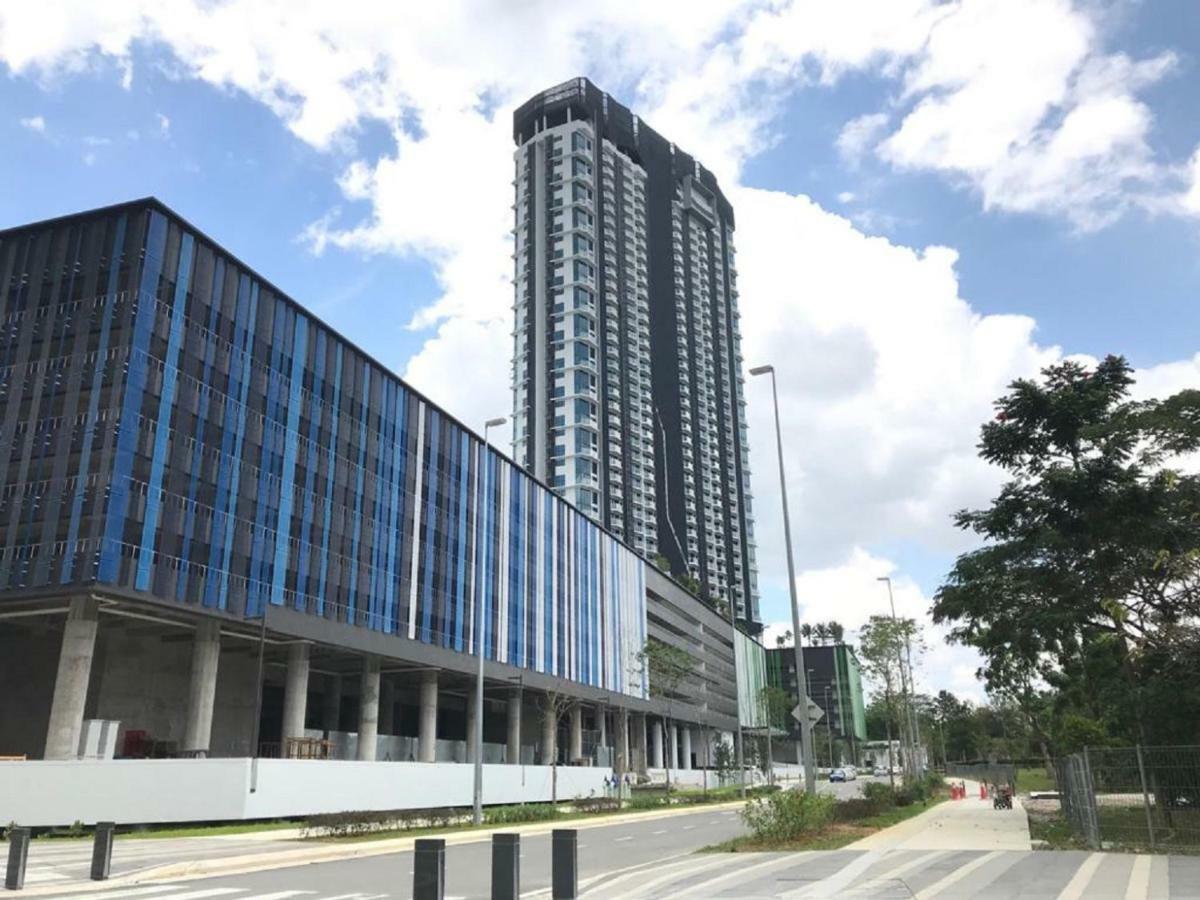 Almas Puteri Harbour Apartment Нусаджая Екстериор снимка